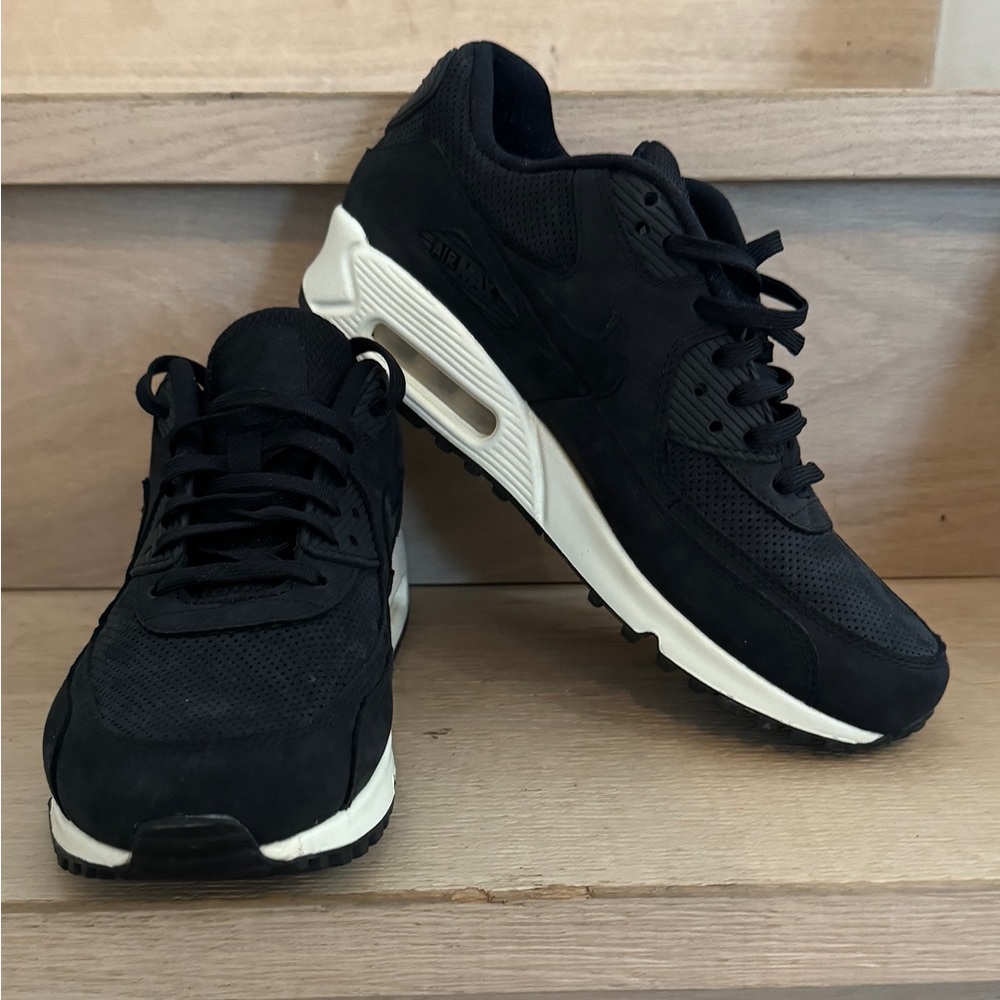 NEW ! NIKE ! Size 8.5! Woman’s